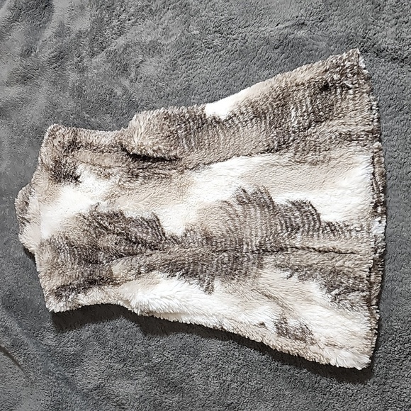 Cabi Aspen Faux Fur Vest Full Zip Tan Beige Soft Style #3179 Pockets Size XS - Picture 2 of 8